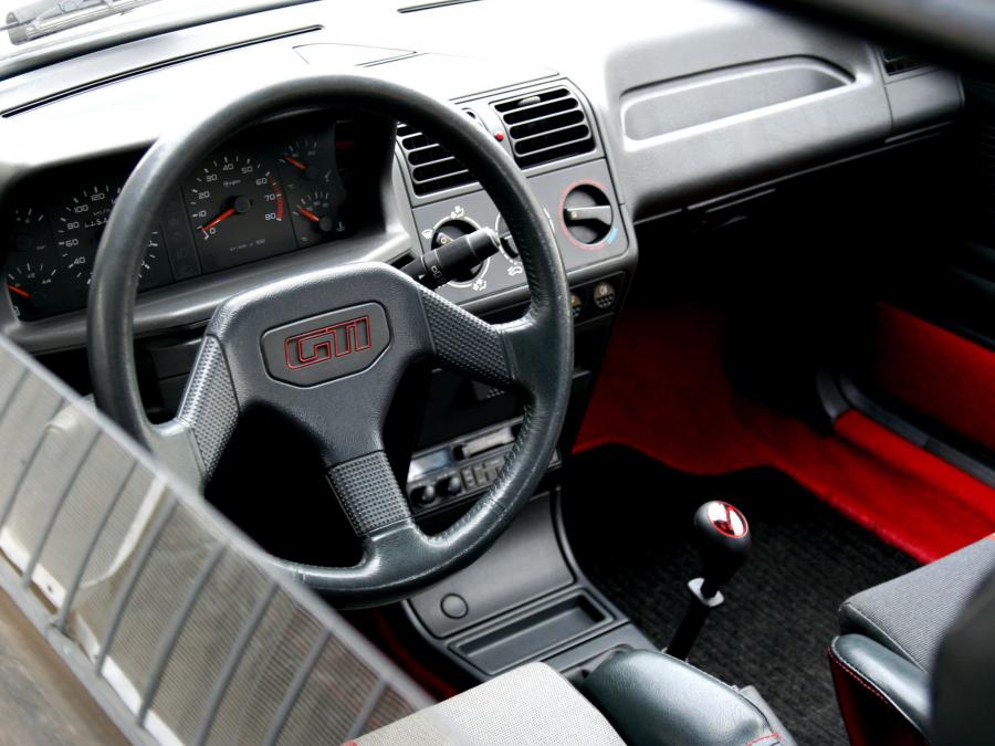 Интерьер Peugeot 205 1.6 GTI 1983 года  (фото 27 из 32)